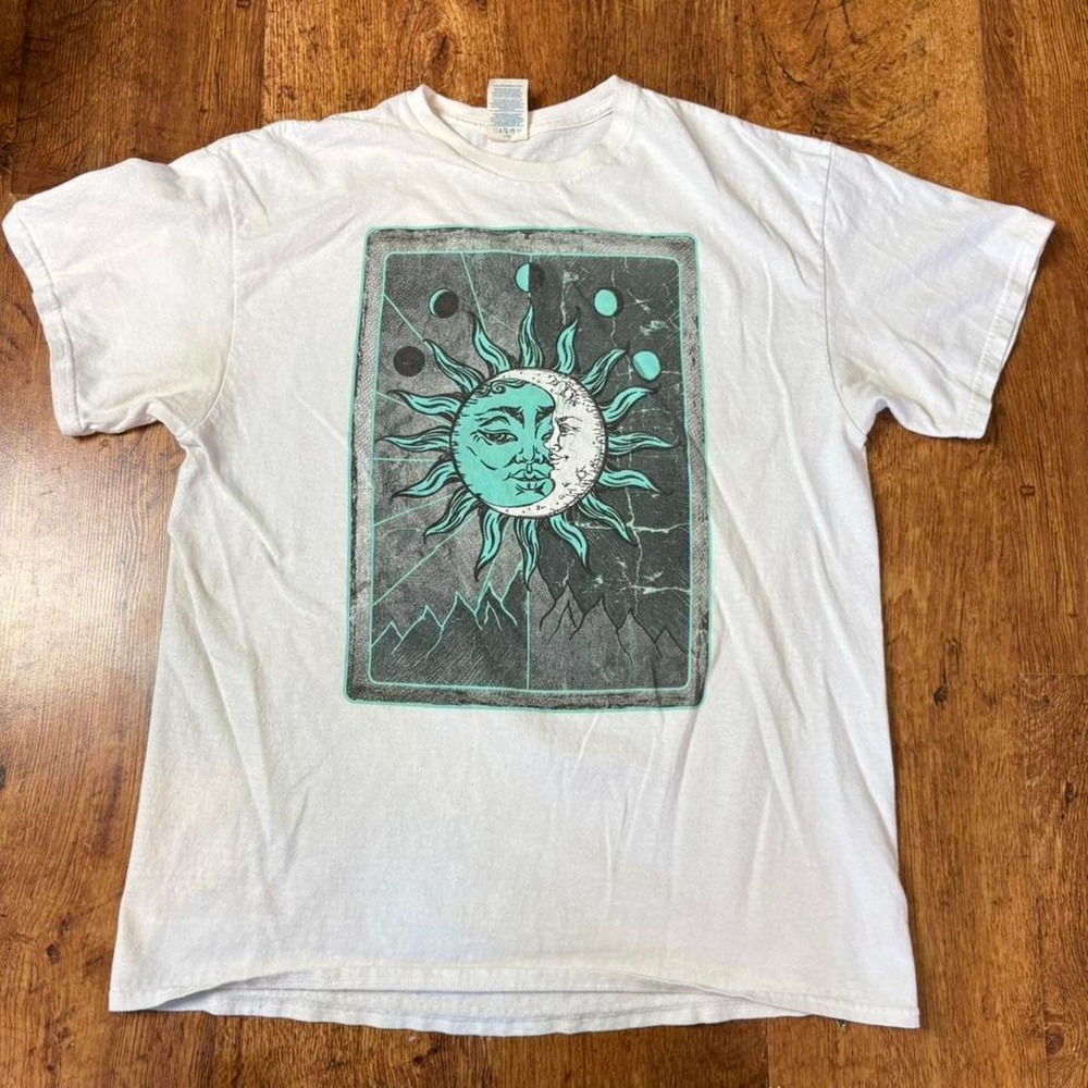 Gildan Sun and Moon Celestial Graphic T-Shirt Teal Green Cream Mens Size L